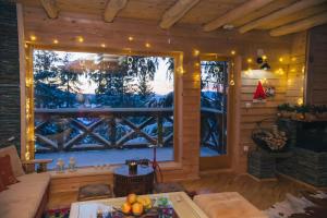 uma sala de estar com uma grande janela num camarote em Hills em Travnik