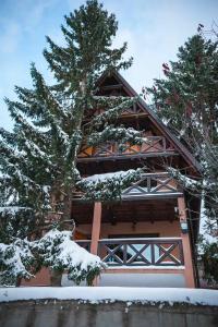 uma cabana na neve com uma árvore em Hills em Travnik