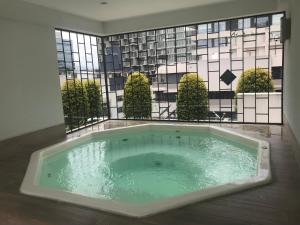 bañera grande en una habitación con ventana en Gran departamento completamente amoblado en Quito