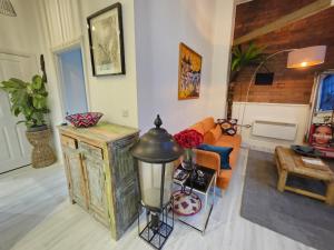 een woonkamer met een bank en een tafel bij Characteristic loft style apartment in Birmingham