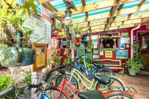 Heimanarii,slodge fetia في آبيتي: مجموعة من الدراجات متوقفة خارج المطعم