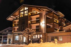 een groot gebouw in de sneeuw 's nachts bij Spa Apartments - next to AreitXpress Liftstation in Zell am See +72 foto's