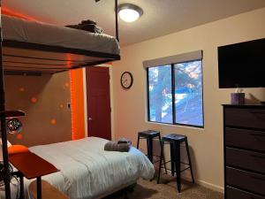 Ένα ή περισσότερα κρεβάτια σε δωμάτιο στο Enchanted Pines Retreat 2BR 2BA Vacation Haven in Forested Flagstaff