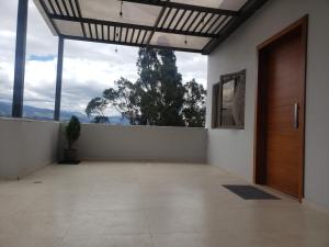 una stanza vuota con una porta e una finestra di Departamento completo con hermosa vista de la ciudad a Cuenca