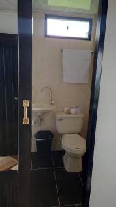 uma pequena casa de banho com um WC e uma janela em Hospedaje Villa Salome em Pereira