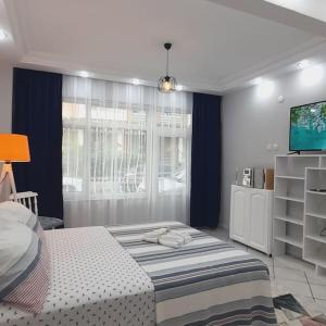1 dormitorio con 1 cama y TV en Studio Nakkaştepe İstanbul, en Estambul