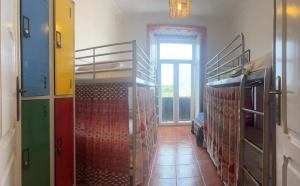 Palanda nebo palandy na pokoji v ubytování Peniche Hostel