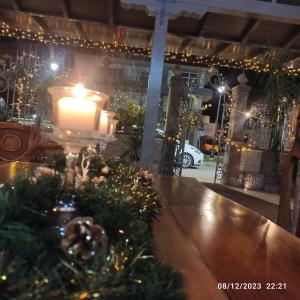 einen Tisch mit einem Weihnachtsbaum drauf mit einer Kerze in der Unterkunft Vila Mariss in Korçë