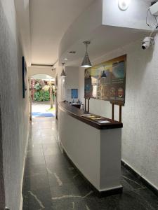 a restaurant with a counter in the middle of a hallway at Caminho das Pedras Búzios in Búzios