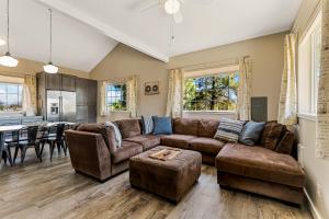 ein Wohnzimmer mit Sofa und Tisch in der Unterkunft Charming and Tranquil Oasis, Stylish 2 bedroom 1 bathroom Getaway! in Elden Pueblo