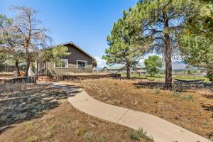 einen Gehweg vor einem Haus in der Unterkunft Charming and Tranquil Oasis, Stylish 2 bedroom 1 bathroom Getaway! in Elden Pueblo