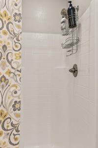 ein Bad mit einer Dusche mit einem Licht an der Wand in der Unterkunft Charming and Tranquil Oasis, Stylish 2 bedroom 1 bathroom Getaway! in Elden Pueblo + 21 Fotos