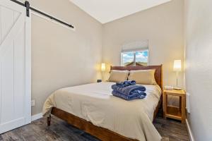 een slaapkamer met een bed en een raam bij Charming and Tranquil Oasis, Stylish 2 bedroom 1 bathroom Getaway! in Elden Pueblo