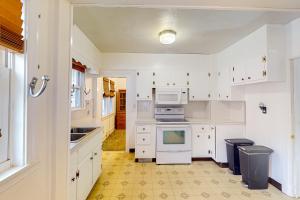 Odenton的住宿－Perch Between Cities，厨房配有白色橱柜和炉灶烤箱。