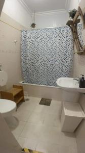 uma casa de banho com um lavatório e um WC em Peniche Hostel em Peniche
