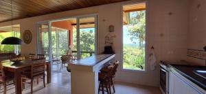eine Küche und ein Esszimmer mit einem Tisch und Stühlen in der Unterkunft Sossego, linda vista e muito verde a 45 min de SP in Cotia
