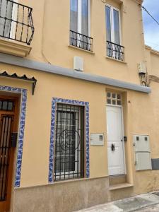 um edifício com uma porta branca e janelas em Maison Sereine em Valência