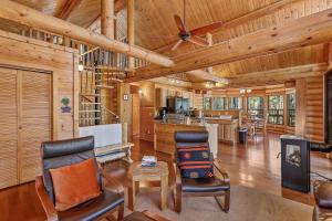 ein Wohnzimmer mit Holzwänden und einer Decke in der Unterkunft Lovely & Rustic TreeHouse Cabin - Stargazing in the Pines! in Mountainaire