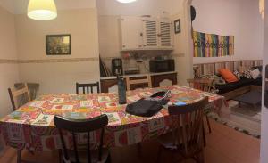 Peniche Hostel في بينيش: مطبخ مع طاولة عليها قطعة قماش