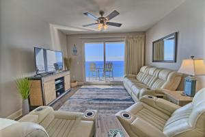 sala de estar con sofá y TV de pantalla plana en OCEAN FRONT CONDO w INCREDIBLE VIEWS en Panama City Beach