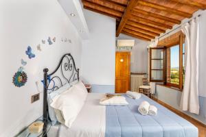 um quarto com uma cama grande e toalhas em B&B La Casa di Assunta em Acquaviva