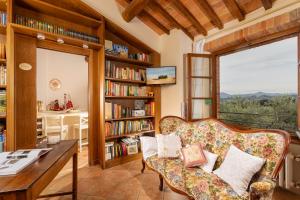a living room with a couch and a book shelf at B&B La Casa di Assunta in Acquaviva