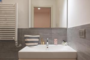 ソレントにあるCasa vacanza Deaのバスルーム(白い洗面台、鏡付)