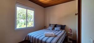 una camera da letto con un letto con una scatola sopra di Tranquilidade e SPA em meio a muito verde a 45 min de SP a Cotia Altre 40 foto