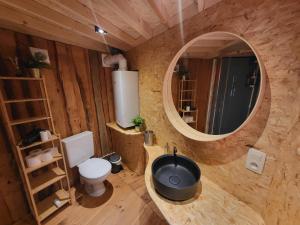 Koupelna v ubytování les Refuges du Chalet + 37 fotografií