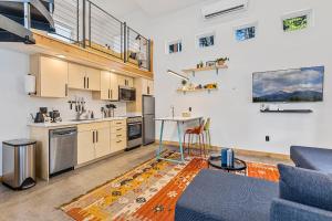 弗拉格斯塔夫Enchanting & Newly Built NoHo 1 BDR Loft with AC!的带蓝色沙发的客厅和厨房