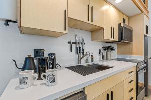 Enchanting & Newly Built NoHo 1 BDR Loft with AC!的厨房或小厨房
