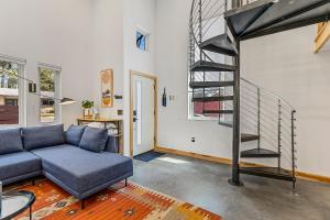 Enchanting & Newly Built NoHo 1 BDR Loft with AC!的休息区