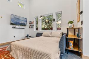 Enchanting & Newly Built NoHo 1 BDR Loft with AC!客房内的一张或多张床位