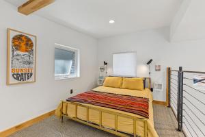 Enchanting & Newly Built NoHo 1 BDR Loft with AC!客房内的一张或多张床位