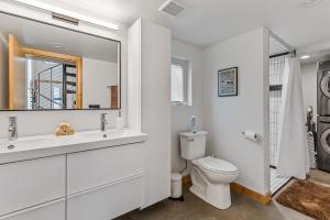 弗拉格斯塔夫Enchanting & Newly Built NoHo 1 BDR Loft with AC!的带马桶和镜子的白色浴室 更多13张照片