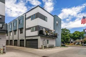 Dieses weiß-blaue Gebäude verfügt über einen Balkon. in der Unterkunft Luxury Denver Home in Denver