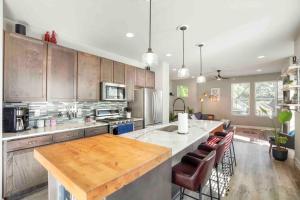 eine Küche mit Holzschränken und einer hölzernen Arbeitsplatte in der Unterkunft Luxury Denver Home in Denver