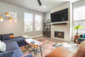ein Wohnzimmer mit einem blauen Sofa und einem Kamin in der Unterkunft Luxury Denver Home in Denver