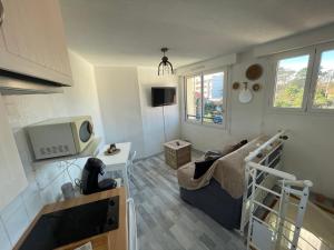 a small room with a bunk bed in a room at Studio Duplex Arcachon in Arcachon