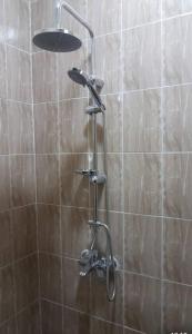 La salle de bains est pourvue d'une douche avec un pommeau de douche. dans l'établissement Annex House For Rent, à Manjai Kunda