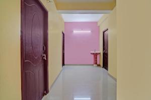 un pasillo vacío con dos puertas y una mesa en OYO Flagship Welcome 24x7 en Patna