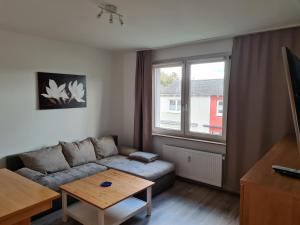 - un salon avec un canapé et une table dans l'établissement Wohnung in Herne, à Herne
