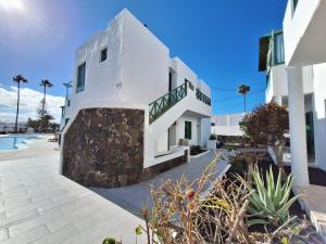 a villa with a view of the swimming pool at Casa Limoncello in Puerto del Carmen