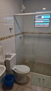y baño con aseo y ducha. en LES VOILES Hotel Lounge Canasvieiras, en Florianópolis