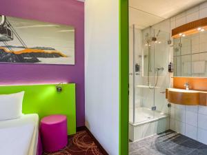 Uma casa de banho em ibis Styles Luzern