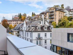 una vista desde el techo de un edificio en ibis Styles Luzern en Luzern