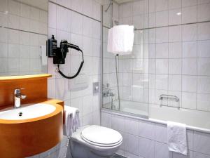 Uma casa de banho em ibis Styles Luzern