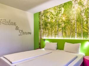 Uma cama ou camas num quarto em ibis Styles Luzern