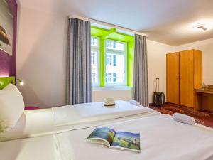Uma cama ou camas num quarto em ibis Styles Luzern
