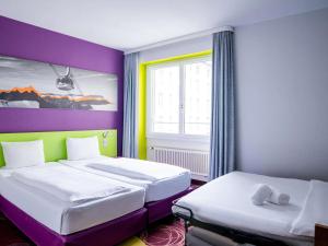 Uma cama ou camas num quarto em ibis Styles Luzern